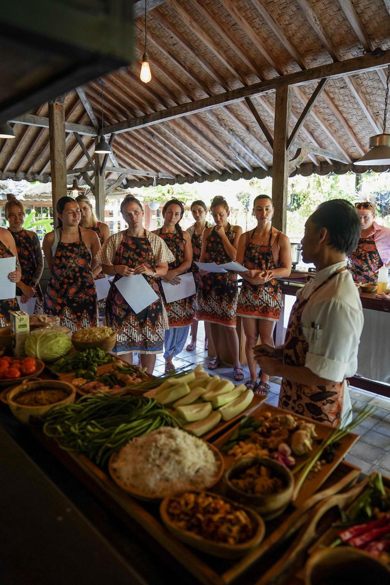 Hotel Komune And Beach Club Bali Керамас Экстерьер фото